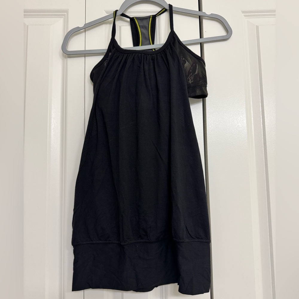 Lululemon woman’s built in bra shirt